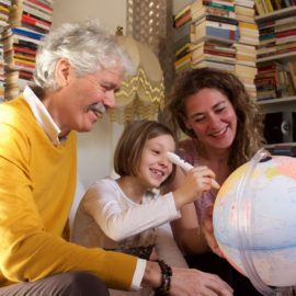 Parlamondo Globe with Kids & Parents
